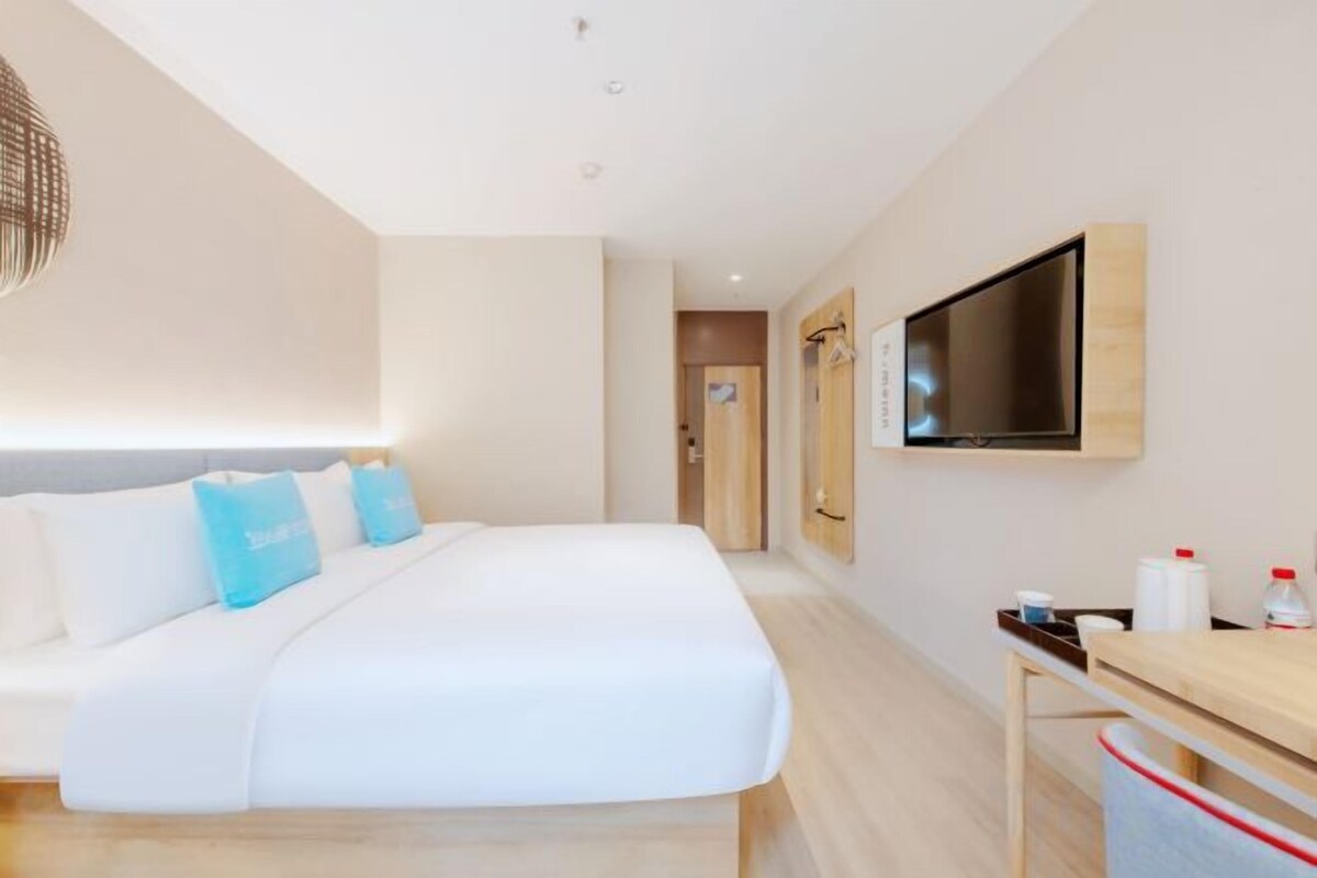 Sleep In The Zero Pressure Queen Bed Room