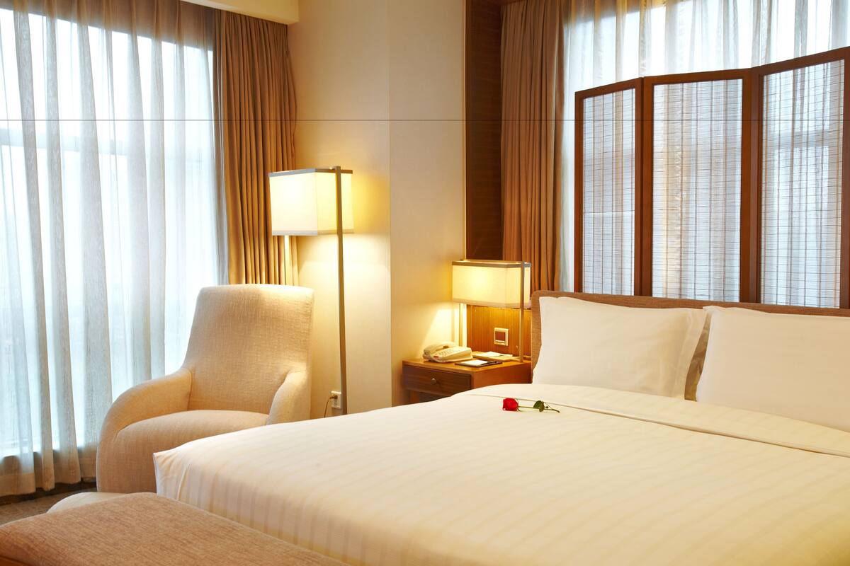 ميني بار وخزنة داخل الغرفة ومكتب وستائر تعتيم