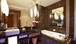 Free toiletries, hair dryer, bathrobes, slippers - Chengdu Harriway Hotel (Chengdu)