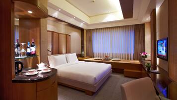 Minibar, caja de seguridad en la habitación y escritorio