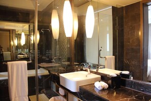 Articles de toilette gratuits, sĂšche-cheveux, peignoirs, chaussons