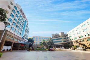 A hotel with multiple floors, a central courtyard, and a parking area. - Royal Prince Hotel (Quanzhou)