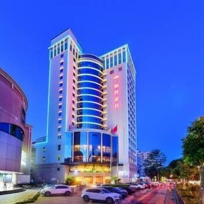 住宿正面 - 傍晚/夜晚