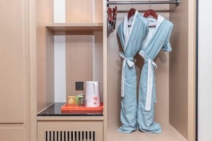 Une salle de bain équipée d’un porte-serviettes, d’un lavabo et d’une machine à café.