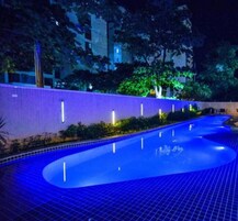 Piscina externa, funciona das 8h às 22h, espreguiçadeiras