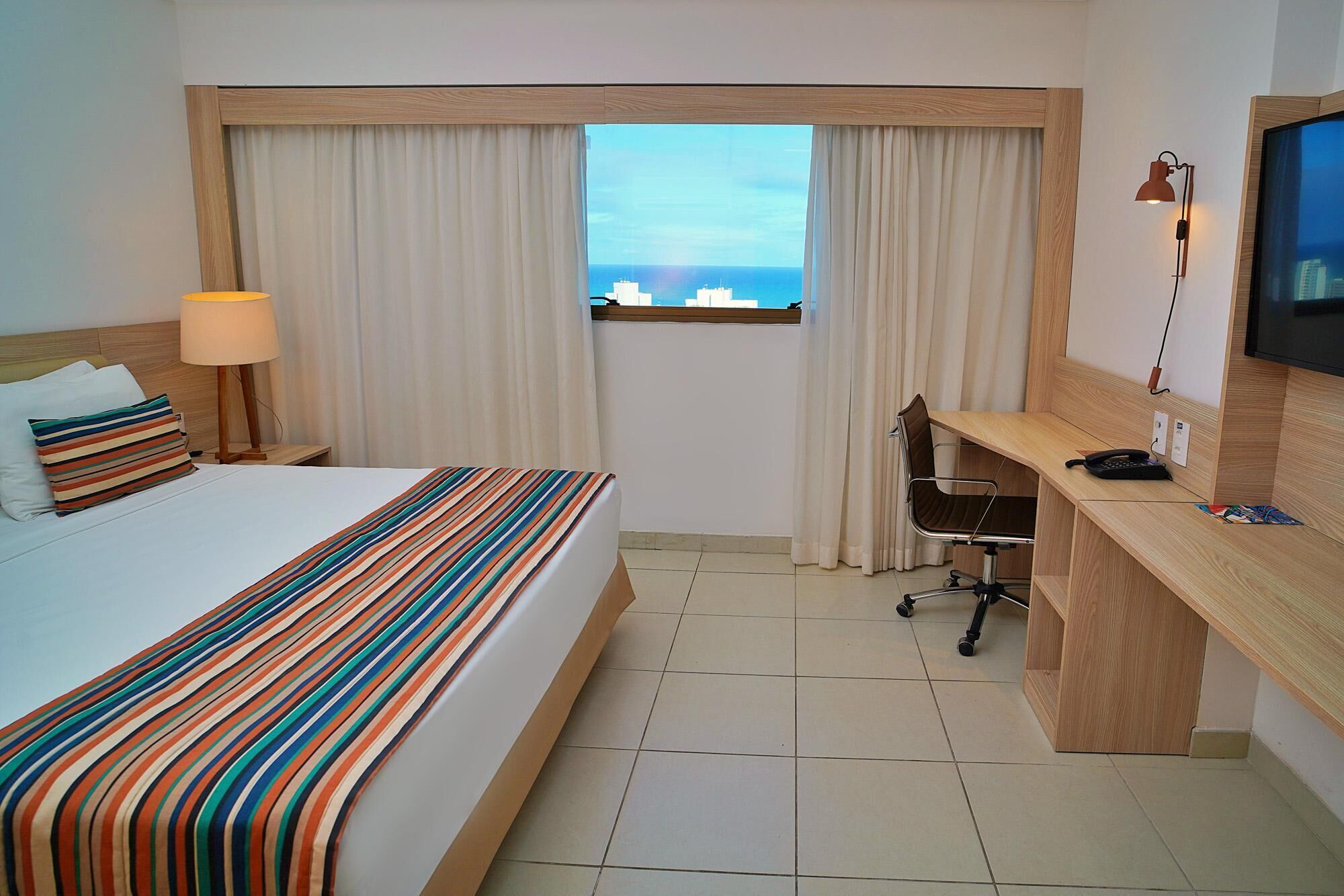 Een minibar, een kluis op de kamer, een laptopwerkplek