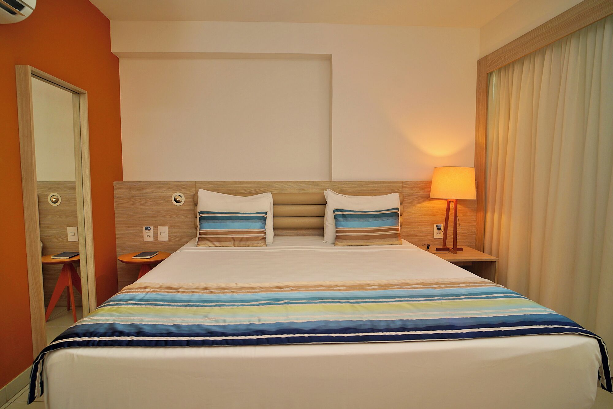 Superior tweepersoonskamer | Een minibar, een kluis op de kamer, een laptopwerkplek