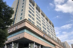 Un edificio de varios pisos con un letrero que indica que es un hotel.