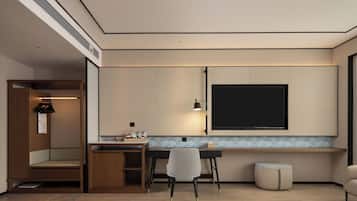 Een moderne kamer met een houten bankje, een bureau, een stoel en een televisie.