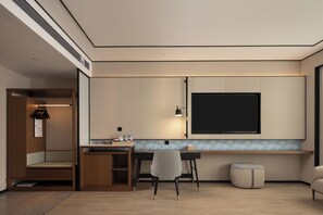 Garden Deluxe King Room | Safe på rommet, skrivebord for bærbar PC og blendingsgardiner