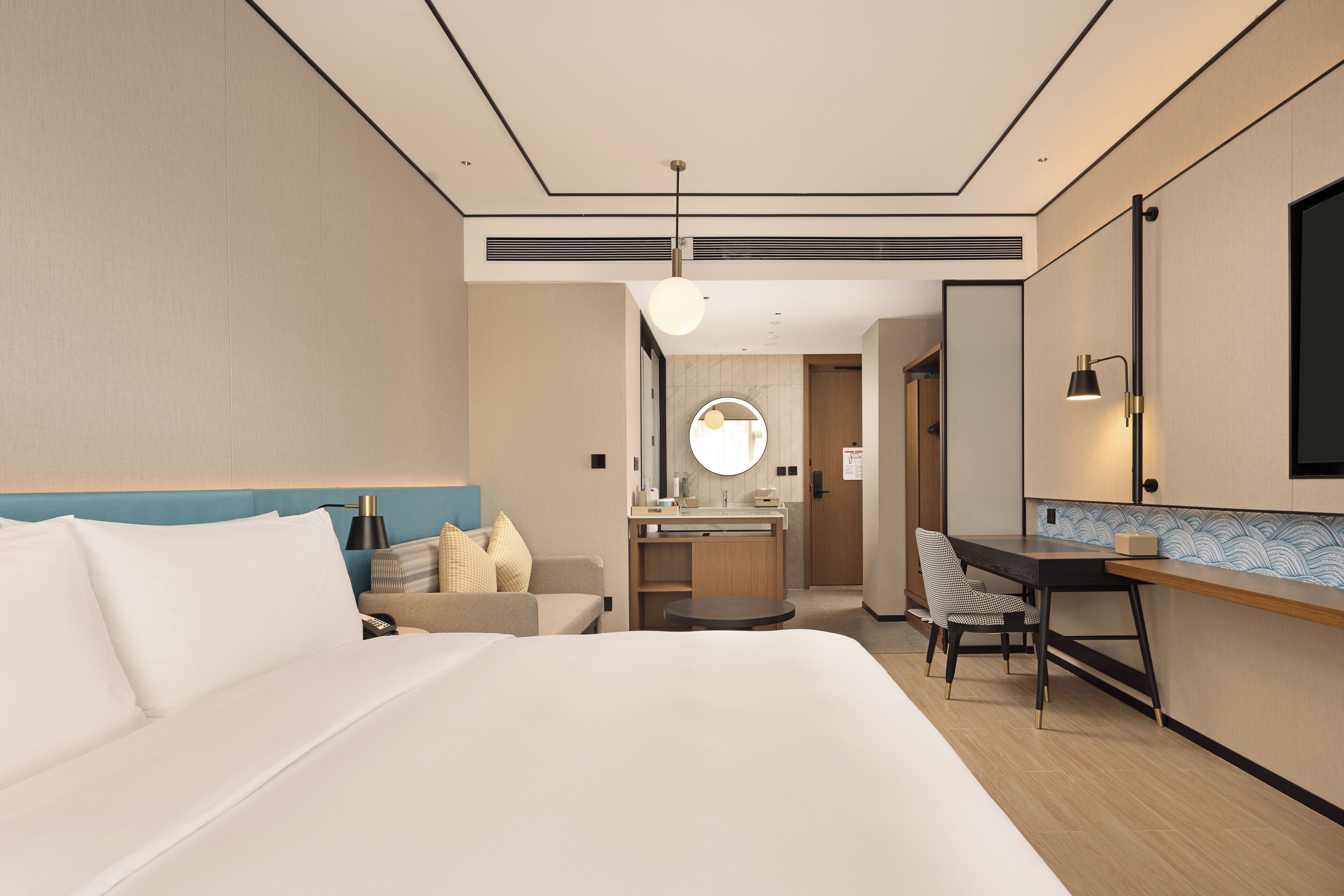 花园高级大床房 | 客房内保险箱、笔记本电脑工作区、遮光窗帘、免费 WiFi