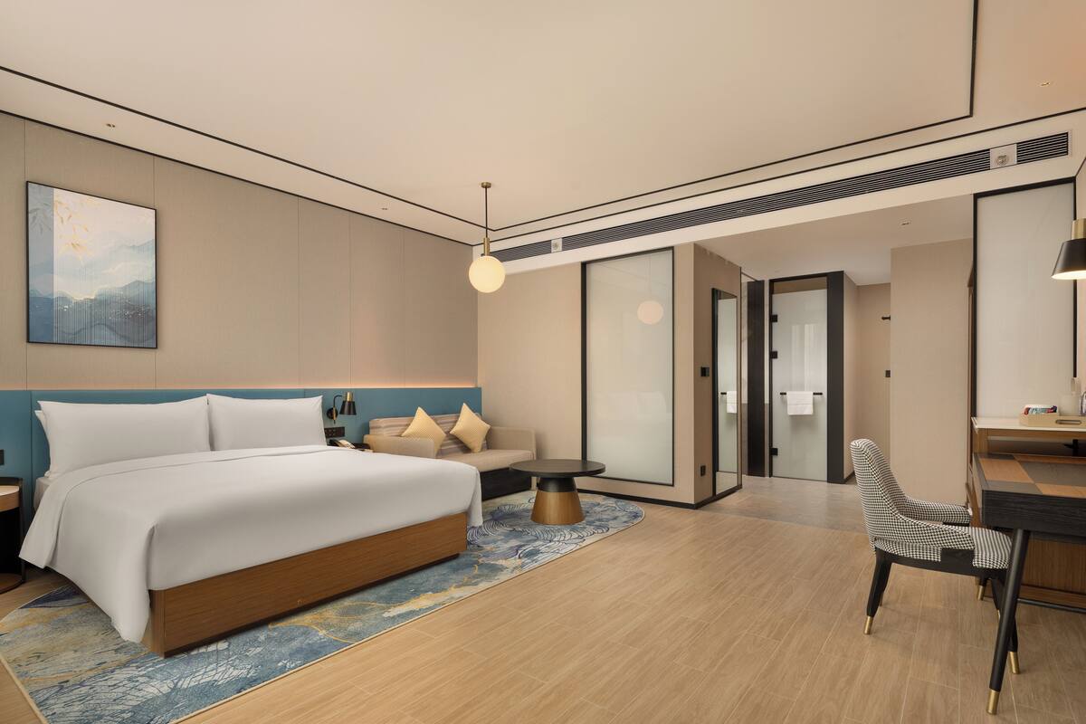 Deluxe King Room with Sofa Bed | Caja de seguridad en la habitación y espacio para trabajar con laptop
