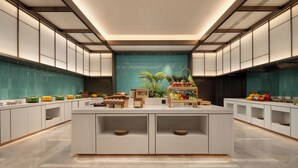 Une cuisine moderne dotée d’un îlot central, de meubles encastrés et d’un pare-feu de couleur turquoise.