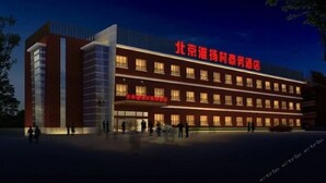 Un hôtel doté d’une façade moderne, de plusieurs étages et d’une enseigne lumineuse.