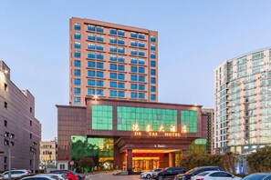Un hôtel doté d’une entrée imposante, de plusieurs étages et d’un design moderne.