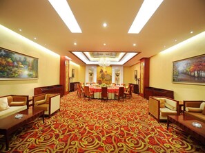 A conference room with a round table, chairs, and a carpeted floor. - Chengyang Detai Hotel (Qingdao)