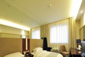 A hotel room with a bed, a desk, a chair, and a television. - Excemon Beijing Hongxiang Hotel (Beijing)