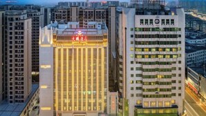 Un hôtel de grande hauteur, doté d’une enseigne bien visible et de nombreux étages.