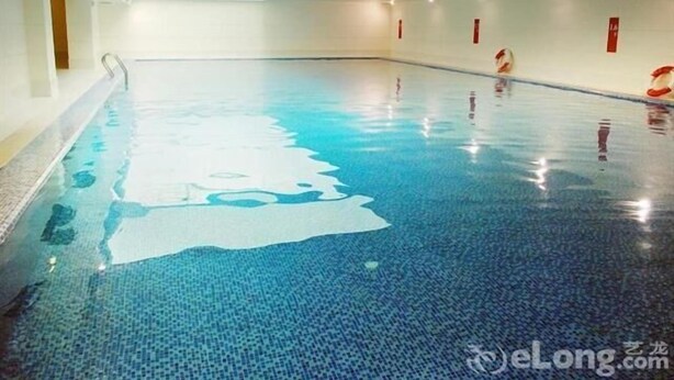 An indoor swimming pool with clear water, tiled walls, and a ceiling with recessed lighting. - Chengdu Sovereign Hotel (Chengdu)