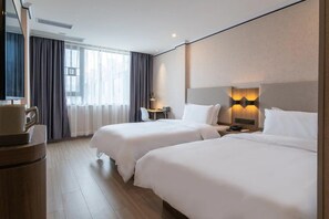 A hotel room with two beds, a desk, a chair, and a television. - Jin Tai Zi Hotel - Zhuhai (Zhuhai)