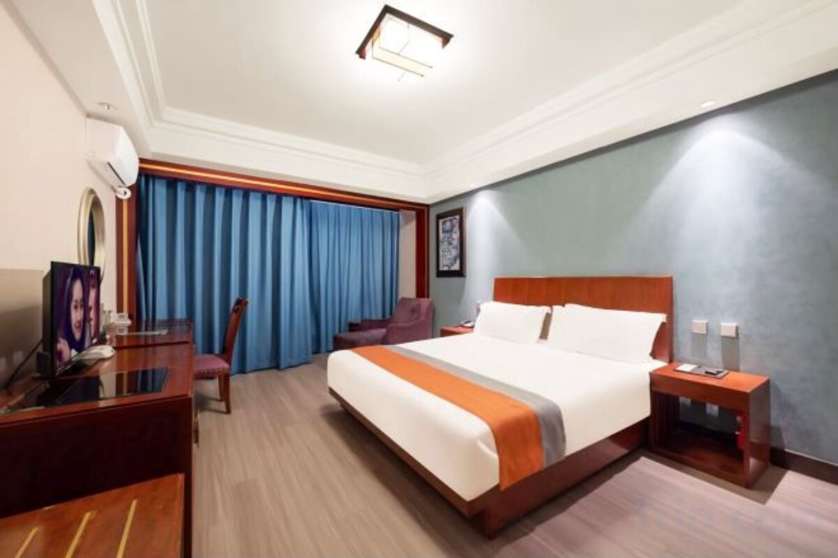 Business Queen Room