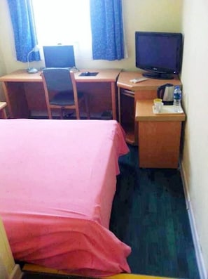 A hotel room with a bed, two desks, a television, and a chair. - Home Inn Teemall - Guangzhou (Guangzhou)