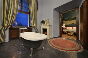 Junior suite | Badkamer | Een haardroger, badjassen, pantoffels, handdoeken