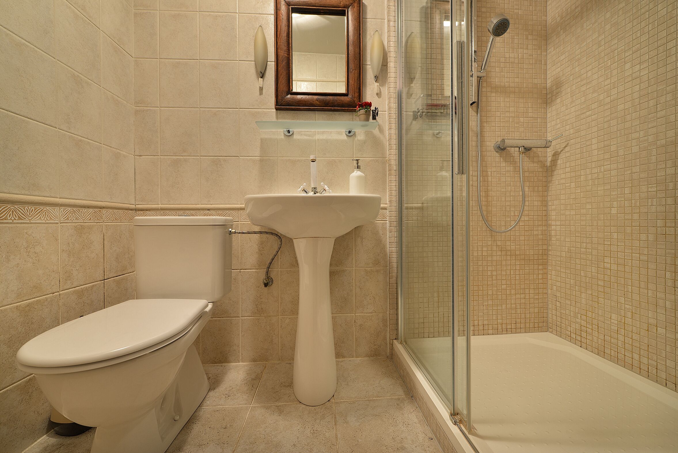 Ein Badezimmer mit Toilette, Waschbecken und Dusche.