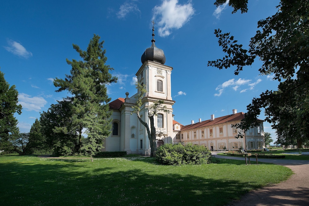 Chateau Loucen Garden Retreat image