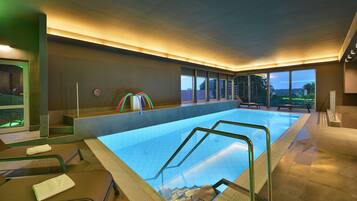 Una piscina cubierta (de 07:00 a 22:00), tumbonas