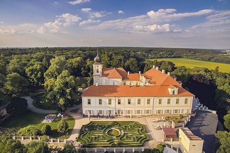 Vista aérea. Chateau Loucen Garden Retreat