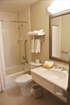 2 Bedroom Suite, 1 King and 1 Queen | Bathroom | Combined shower/tub, free toiletries, hair dryer, towels - Cow Hollow Inn & Suites (San Francisco)