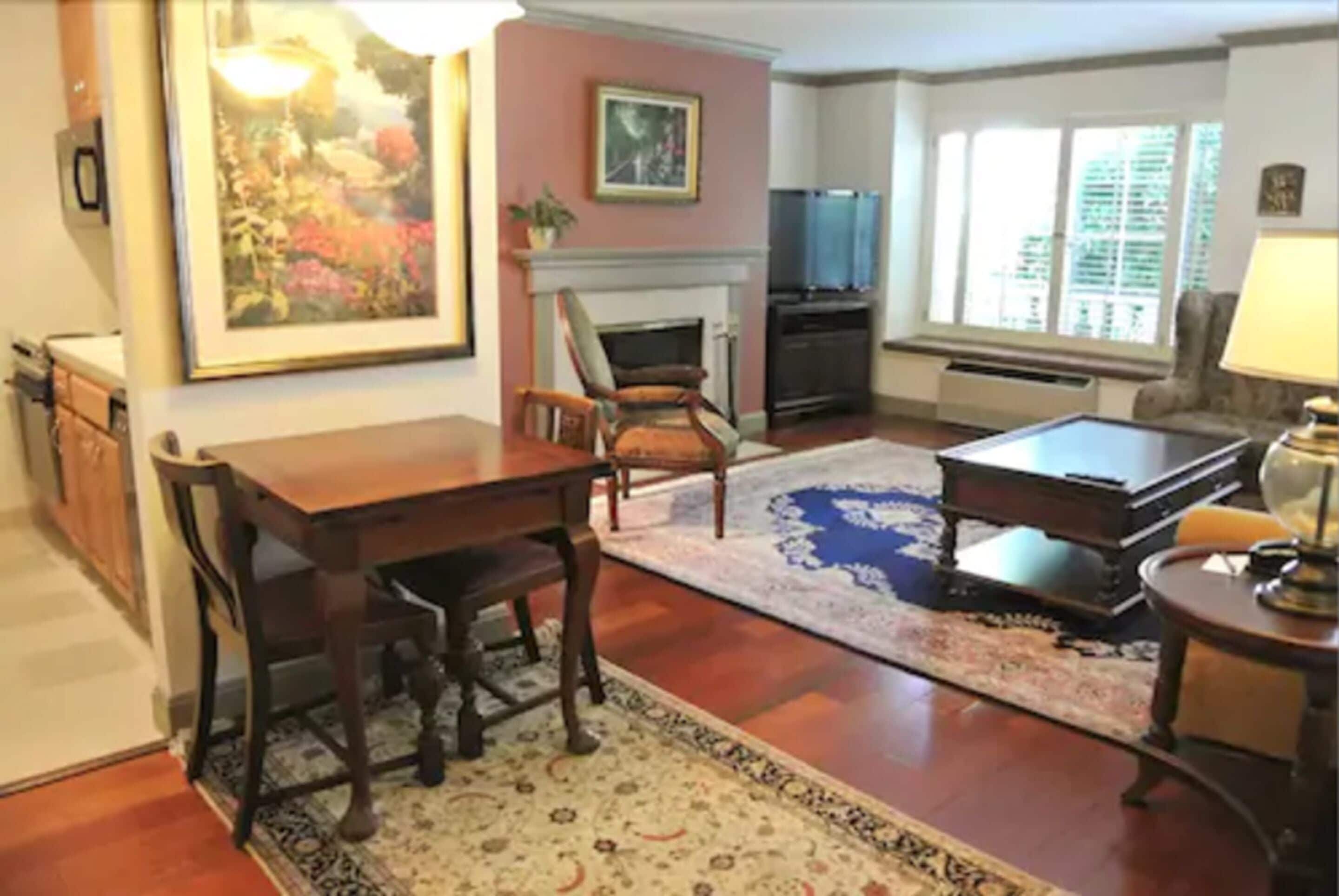 2 Bedroom Suite, 1 King and 1 Queen | Living area