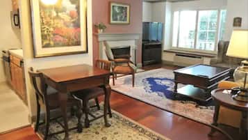 2 Bedroom Suite, 1 King and 1 Queen | Living area