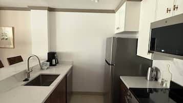 Combined shower/tub, free toiletries, hair dryer, towels