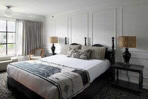 Caja de seguridad en la habitación, escritorio y cortinas blackout