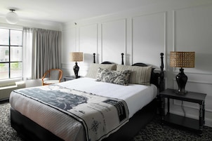 Caja fuerte, escritorio, cortinas opacas y tabla de planchar con plancha