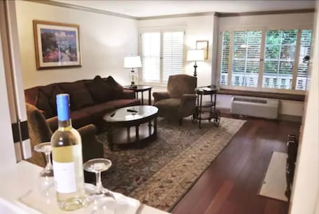 1 Bedroom Suite, 1 King Bed | Living area | Flat-screen TV. Cow Hollow Inn & Suites