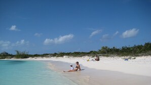 A beach with clear turquoise water and white sand. - Casa de Isle (Providenciales)