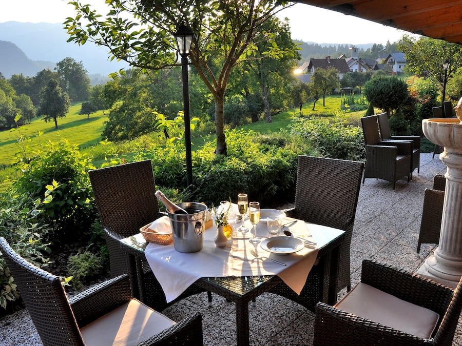 Se sirven desayunos y cenas, con vista al jardín