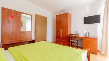 Triple room with balcony | In-room safe, soundproofing, free WiFi, bed sheets