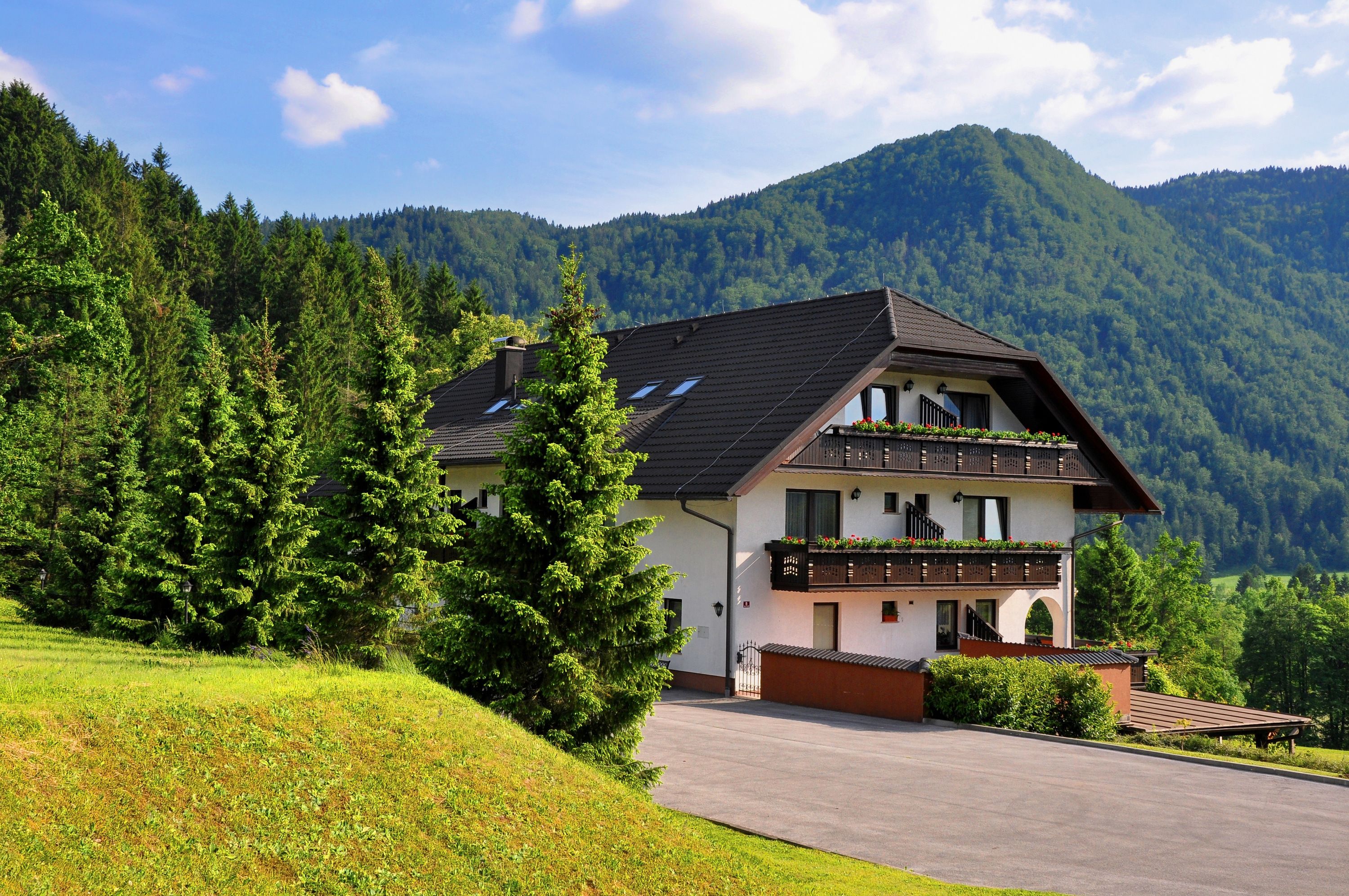 Vista frontal de la propiedad