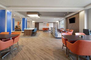 Lobby sitting area - Holiday Inn Express & Suites Aiken by IHG (Aiken)