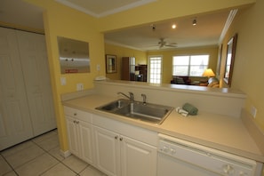 Tủ lạnh, lò vi sóng, dụng cụ pha cà phê/trà