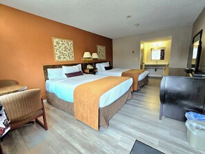 Phòng Tiêu chuẩn, 2 giường cỡ queen | Két bảo mật tại phòng, bàn, truy cập Internet không dây miễn phí 