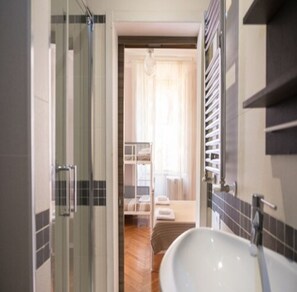 Design Quadruple Room | Bathroom | Shower, rainfall showerhead, free toiletries, hair dryer - Il Sesto Suites Central (Rome)