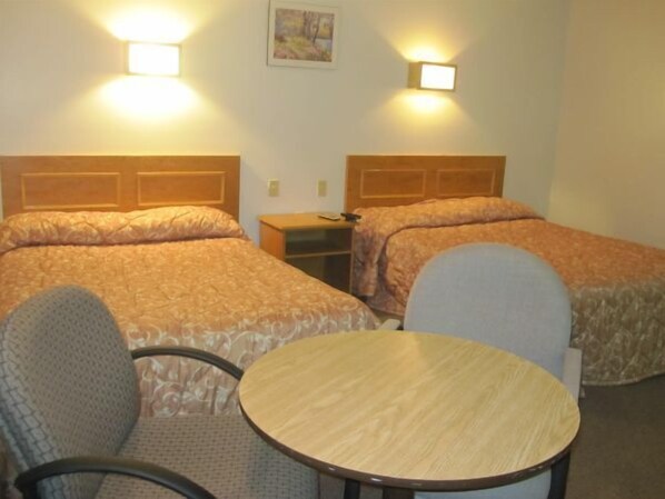 Standardzimmer, 2 Doppelbetten | Schreibtisch, Bügeleisen/Bügelbrett, kostenloses WLAN, Bettwäsche