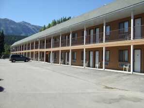 Exterior - Mary's Motel (Golden)