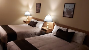 Quarto luxo, 2 camas Queen, para não fumantes | Wi-Fi de cortesia, roupa de cama