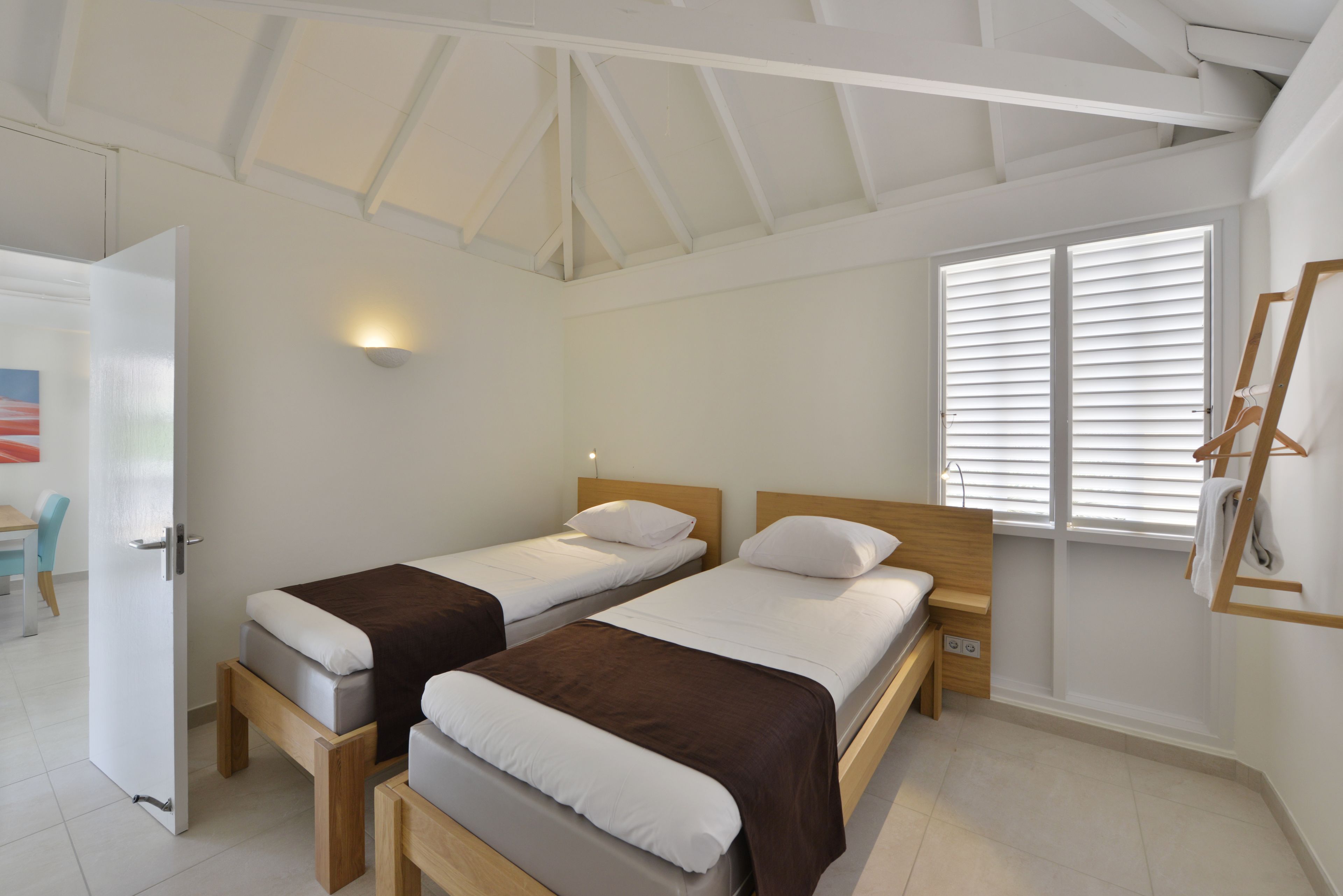 hypo-allergenic bedding, in-room safe, iron/ironing board